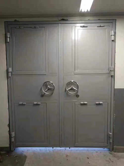门之间有多条钢制骨架支撑